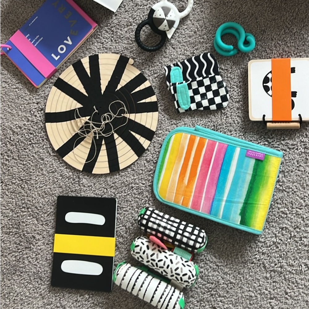 Lovevery The Looker play kit for 0-2 months